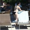 Meninas do Fifth Harmony curtem dia de sol com biquíni em piscina de hotel