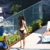 Meninas do Fifth Harmony curtem dia de sol com biquíni em piscina de hotel