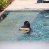 Entre uma conversa e outra, as meninas do Fifth Harmony se refrescaram na piscina do hotel