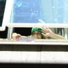 Da janela do hotel, as meninas do Fifth Harmony acenaram para os fãs