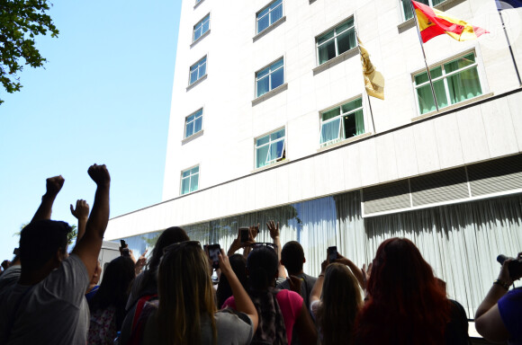 Fãs se aglomeram na porta do hotel em que o Fifth Harmony está hospedado