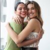 Bruna Marquezine e Sasha Meneghel se abraçam em evento de marca nesta quinta-feira, dia 24 de maio de 2019