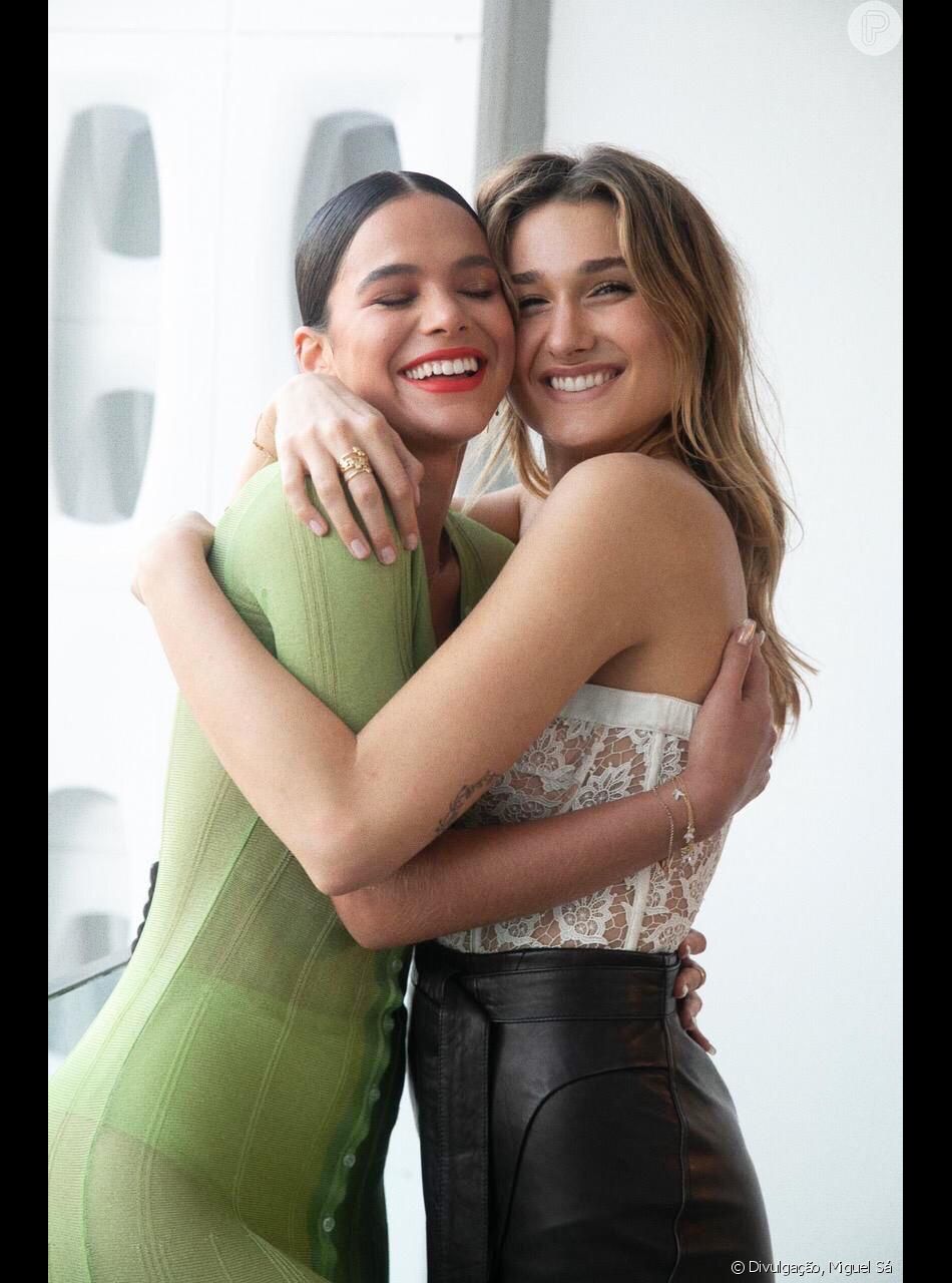 Bruna Marquezine e Sasha Meneghel se abraçam em evento de marca nesta ...