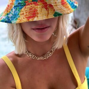 Bruno Gagliasso ficou encantado com as fotos de Giovanna Ewbank na praia