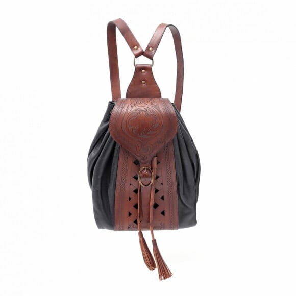 A mochila em estilo western da Charlotte Look sai por R$ 624 e combina com...