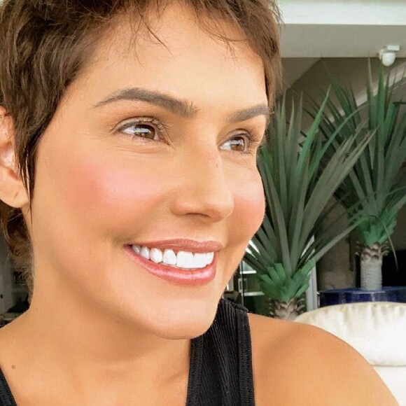 Deborah Secco está de férias desde os fim das gravações da novela das nove 'Segundo Sol'.