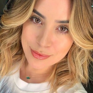 Naiara Azevedo exibiu o novo visual após adotar cabelo mais loiro