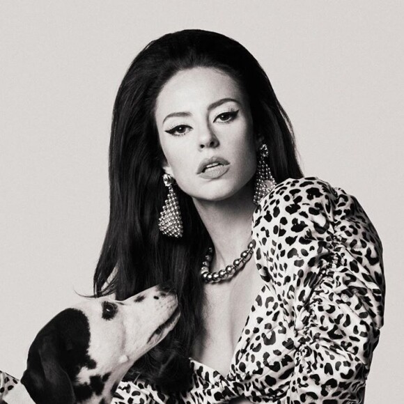 Vivi Guedes adora animal printa e não resiste a um acessório