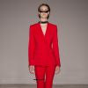 Terno vermelho na passarela do São Paulo Fashion week