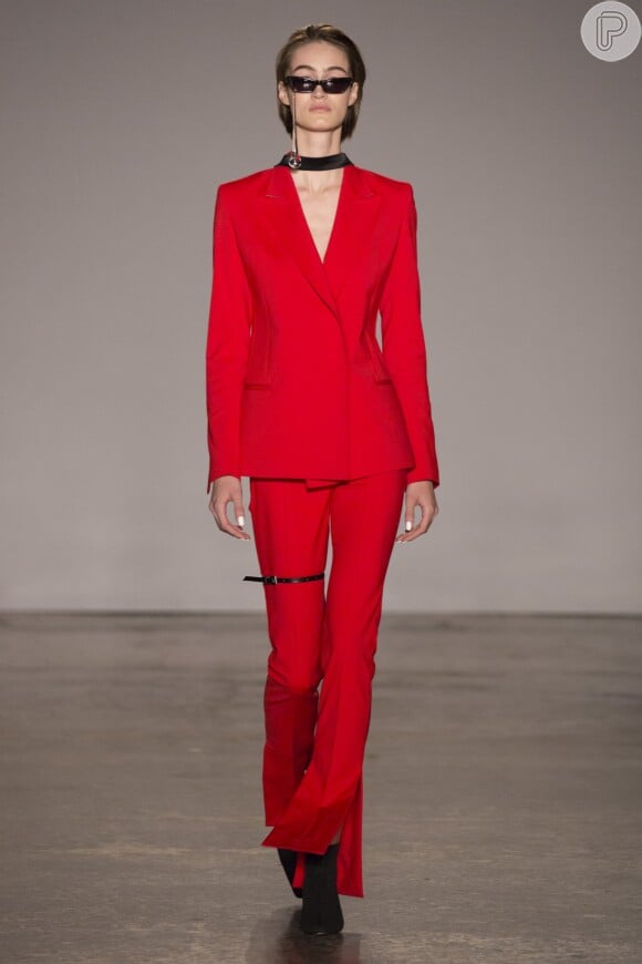 Terno vermelho na passarela do São Paulo Fashion week