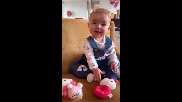 Sabrina Sato filma a filha, Zoe, com mini coroa no Instagram Stories