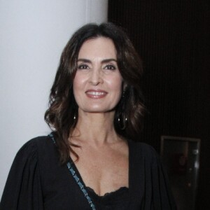 Fátima Bernardes, madrinha de casamento de Luiza Possi e Cris Gomes, prestigiou o show da cantora e da mãe, Zizi Possi