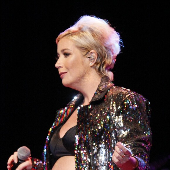 Luiza Possi deixou o barrigão de oito meses à mostra em show