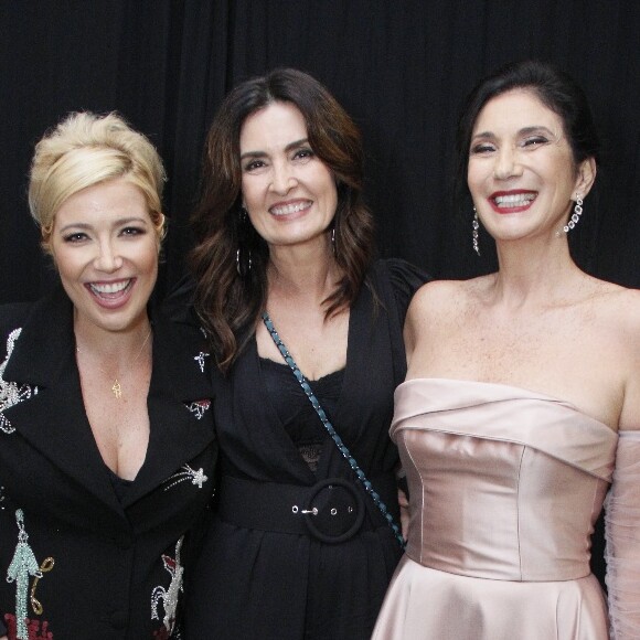 Fátima Bernardes posou com Luiza Possi e Zizi Possi após show das cantoras