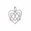 O pingente Amarradão Demais (R$ 520), da Antonio Bernardo, traz um par de corações dentro do outro e entrelaçado pelo emaranhado contínuo do fio de prata
