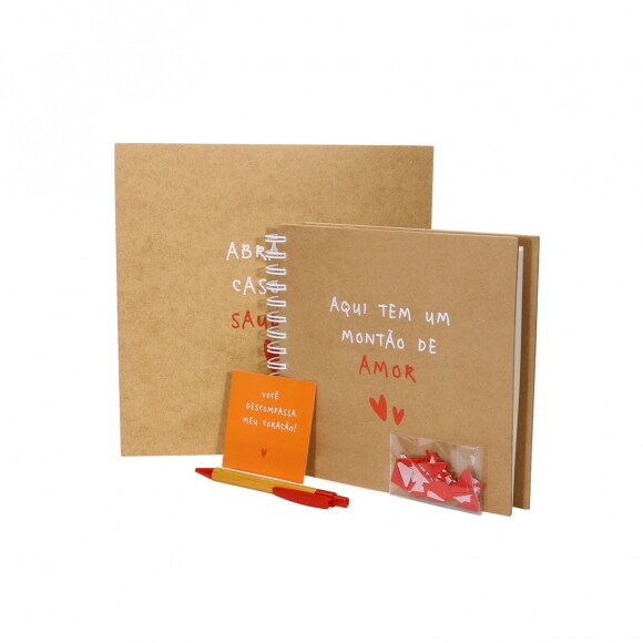 O Kit Álbum Namorados (R$ 150), da Papel Craft, traz adesivos para personalizar as fotos reunidas nele com aquele toque fofo