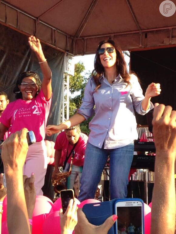 Ivete Sangalo faz show em Juazeiro, na Bahia, para reforçar campanha do Outubro Rosa
