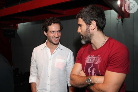 Paulo Rocha, da novela 'Império', e Eriberto Leão, no ar na atual temporada de 'Malhação', conversam após conferir peça no Rio