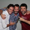 Malvino Salvador posa com os atores Eriberto Leão e Paulo Rocha após sua estreia no teatro