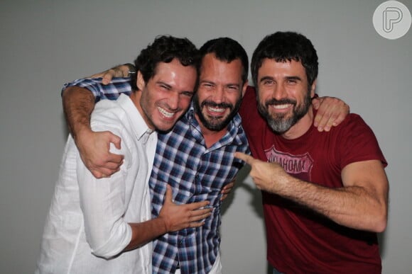 Malvino Salvador posa com os atores Eriberto Leão e Paulo Rocha após sua estreia no teatro