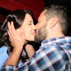 Malvino Salvador e a lutadora Kyra Gracie se beijam após ator estrear peça encenada e produzida por ele