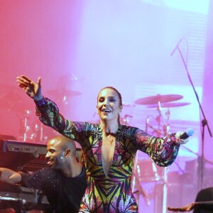 Ivete Sangalo caiu enquanto cantava 'Beleza Rara', hit da época quando ainda integrava o grupo 'Banda Eva'