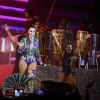 Ivete Sangalo elegeu body colorido com decote generoso para show