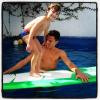 Danielle Winits publica foto de seu namorado, Amaury Nunes, ensinando Noah, de 5 anos, a surfar, em 19 de fevereiro de 2013