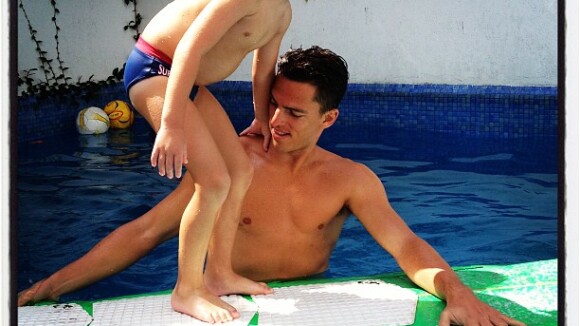 Danielle Winits publica foto do filho Noah aprendendo a surfar com Amaury Nunes