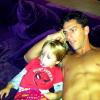 Amaury Nunes, namorado de Danielle Winits, assiste TV com Guy, de 1 ano