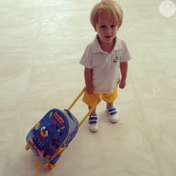 Amaury Nunes, namorado de Danielle Winits posta foto de Guy, de 1 ano, indo para a escolinha pela primeira vez