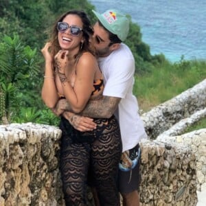 Anitta e o surfista Pedro Scooby já se envolveram em 2016