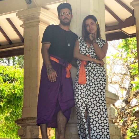 Anitta e Pedro Scooby estão aproveitando férias em Bali