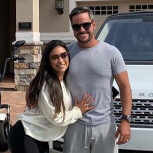 Casada, Simone filma mão sem aliança durante ida ao salão e explica: 'Esqueci em casa'