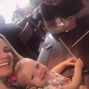 Filha caçula de Eliana, Manuela é fruto da relação da apresentadora com o diretor Adriano Ricco