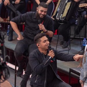 Juliano, da dupla com Henrique, pediu Mohana do Couto em casamento no programa 'Altas Horas'
