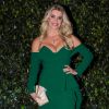Karina Bacchi brilhou a bordo de vestido decotado com fenda lateral verde