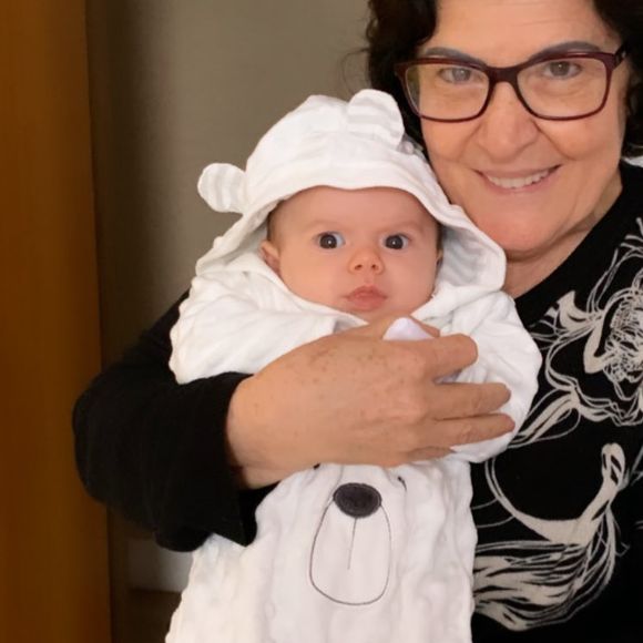 Filha de Thaeme Mariôto, Liz encanta a web com lookinho de ursinho nesta sexta-feira, dia 06 de junho de 2019