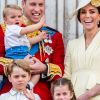Louis, filho de Kate Middleton e do príncipe William esbanjou fofura ao lado dos irmãos em seu primeiro evento oficial