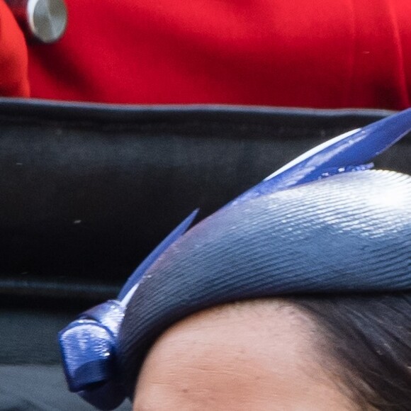 Meghan Markle não dispensou o tradicional fascinator Noel Stewart em cortejo para iniciar as comemorações de 93 anos da rainha Elizabeth II