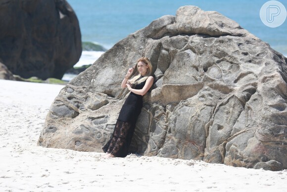 Descalça, Isabelle Drummond grava cenas da novela 'Geração Brasil' em praia do Rio
