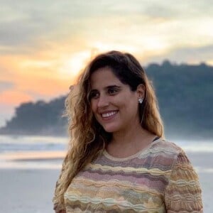 Camilla Camargo está curtindo uma temporada off na praia nesta segunda-feira, dia 10 de junho de 2019