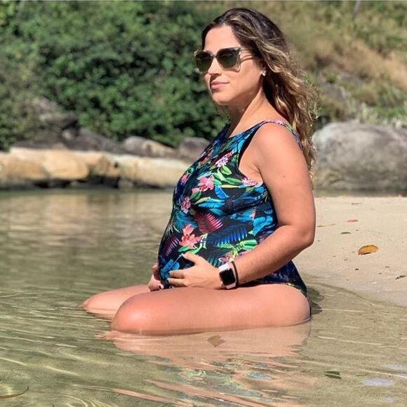 Camilla Camargo usa beach wear florido nesta segunda-feira, dia 10 de junho de 2019