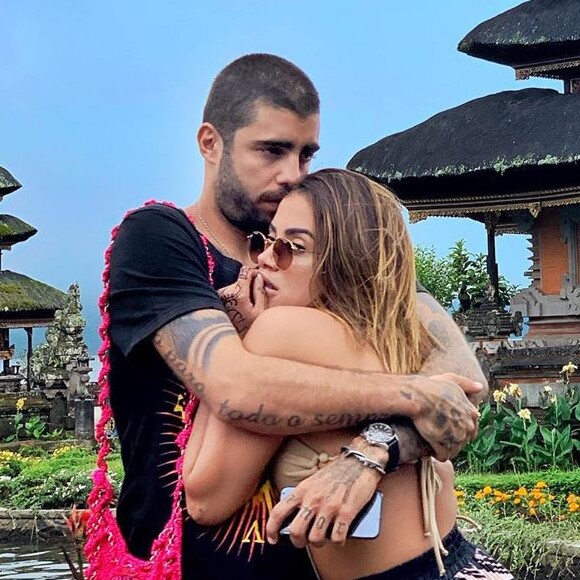 Pedro Scooby, após viagem para Indonésia, se divertiu com Anitta em bastidor de gravação no Rio de Janeiro