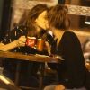 Fernanda Gentil e Priscila Montandom trocam beijos em bar carioca