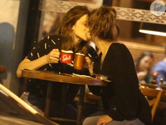 Fernanda Gentil e Priscila Montandom trocam beijos em bar carioca