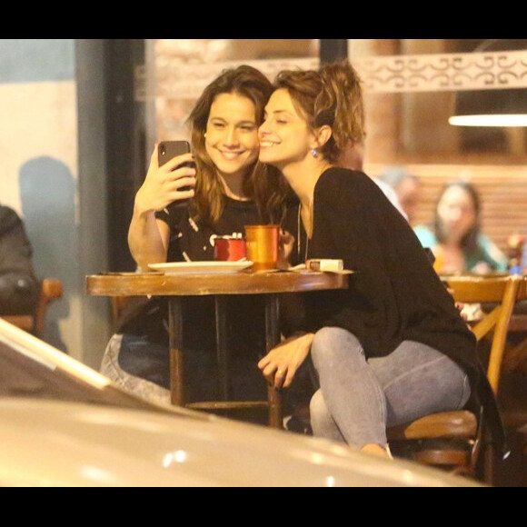 Fernanda Gentil e Priscila Montandom posam de rosto colado para foto na web