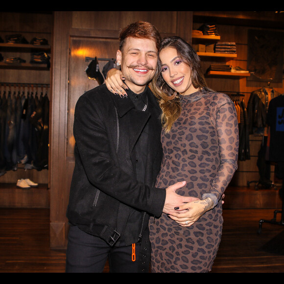 Barriga de gravidez de Gabi Brandt impressiona Saulo Poncio por movimentos