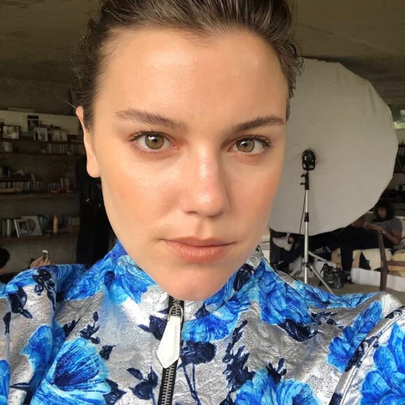Alice Wegmann está no ar como personagem Dalila na novela 'Órfãos da Terra'