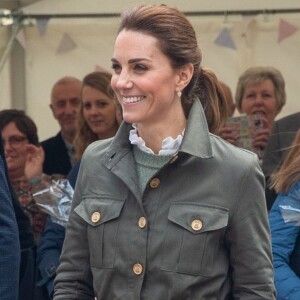 Kate Middleton aposta em look com vibe militar para evento em Cumbria, no Reino Unido, nesta terça-feira, dia 11 de junho de 2019